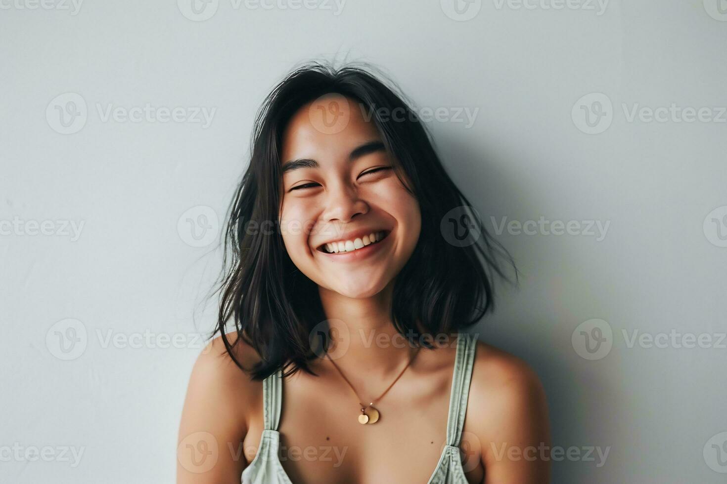 ai généré asiatique femme un clin d'oeil à caméra souriant joyeux permanent blanc mur photo