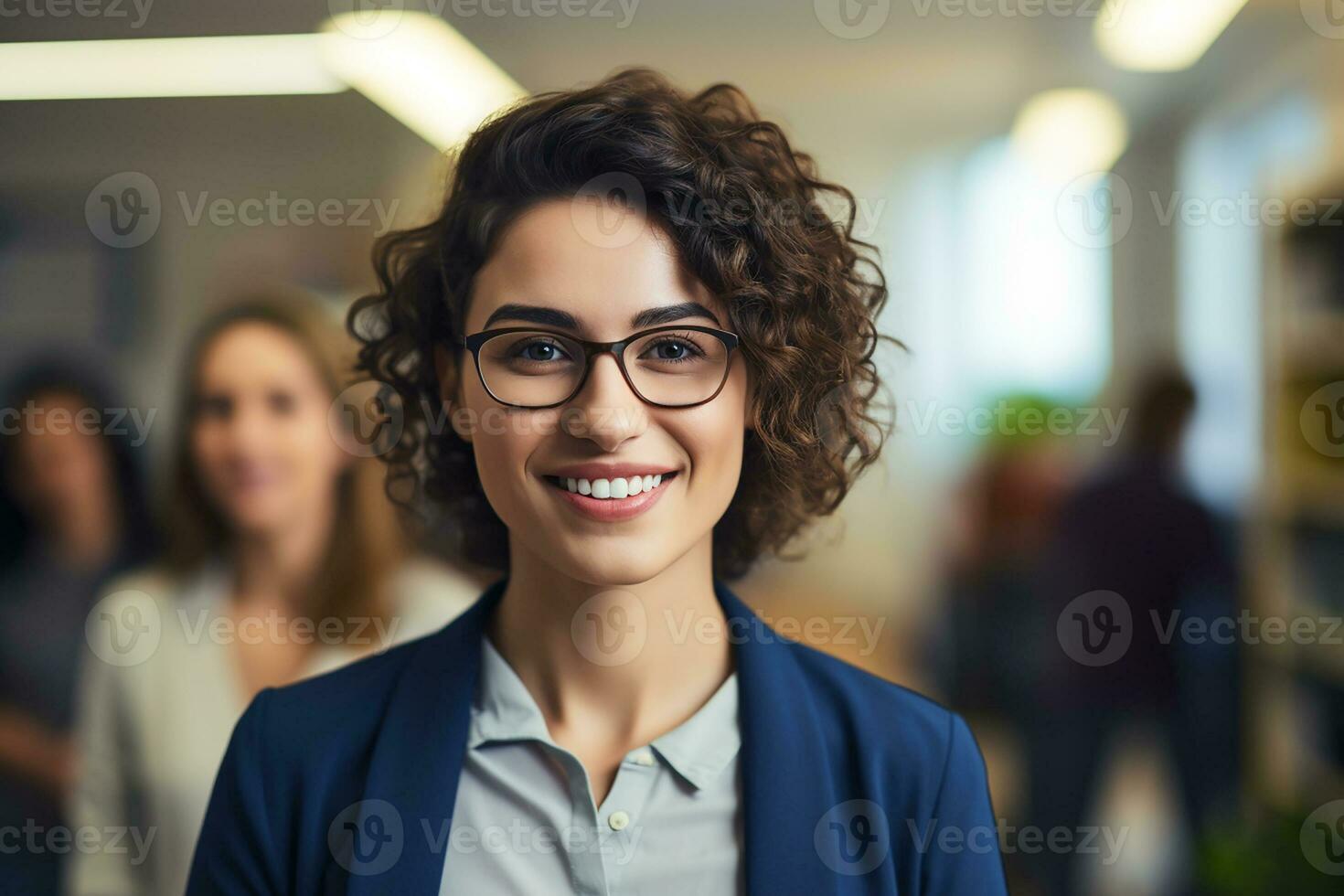 ai généré portrait de réussi et content femme d'affaires, Bureau ouvrier souriant et à la recherche à caméra, travail à l'intérieur moderne bureau. photo