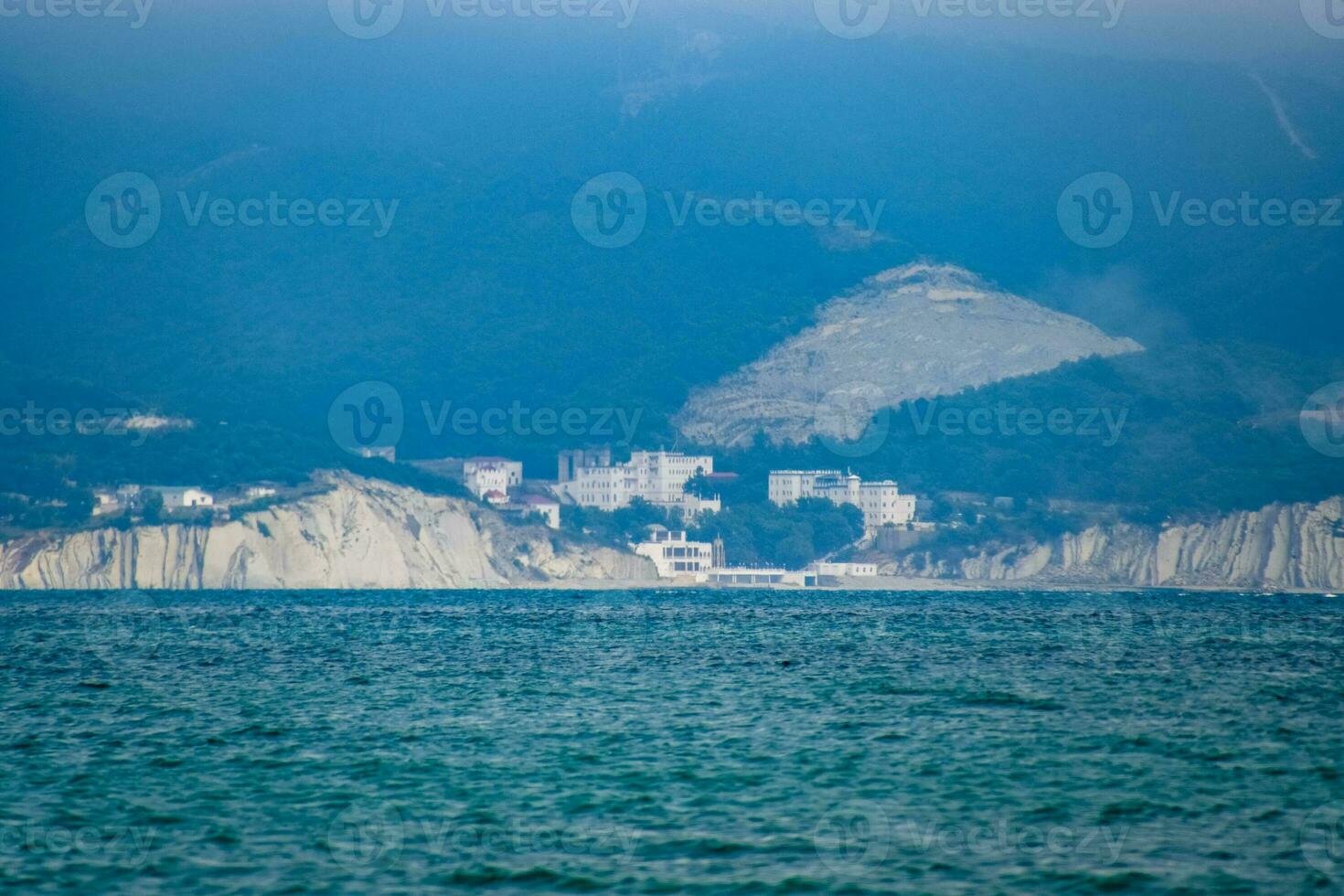 paysage marin de le ciment baie, mer et montagnes près photo