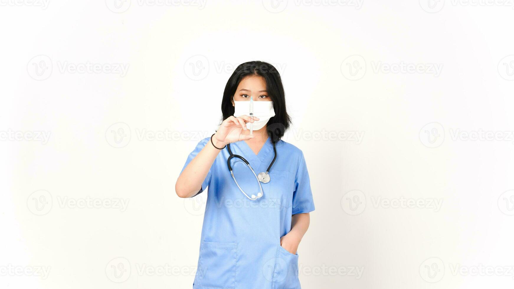 Jeune asiatique femelle médecin portant médical masque et en portant seringue pour vaccination isolé sur blanc Contexte photo