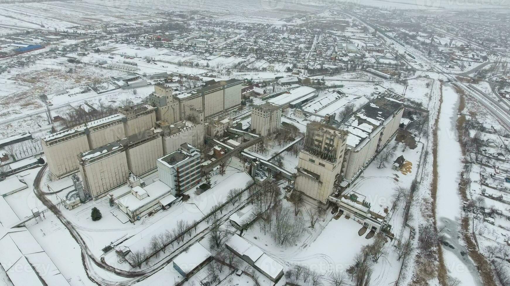 grain Terminal dans le hiver saison. couvert de neige grain ascenseur dans rural domaines. une bâtiment pour séchage et stockage grain. photo