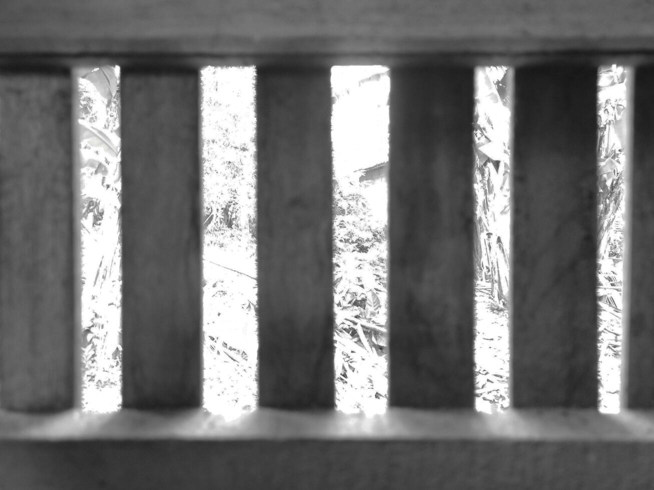 photo de le air évents dans mon de grand-mère loger, noir et blanc, similaire à le ventilation dans une prison