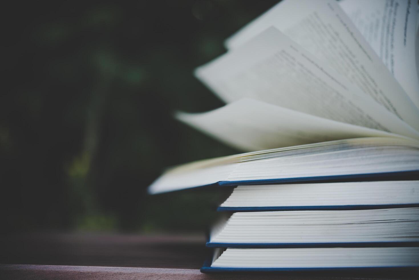 livre ouvert sur une table en bois à l'extérieur photo