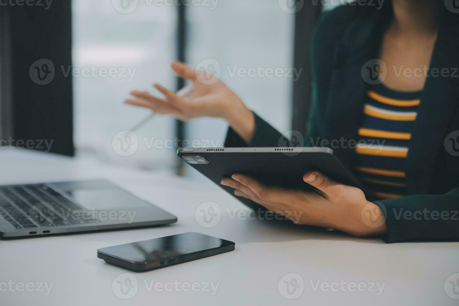 charmante jeune femme d'affaires asiatique assise sur un ordinateur portable au bureau, faisant un rapport calculant le document de vérification du service des recettes internes. photo