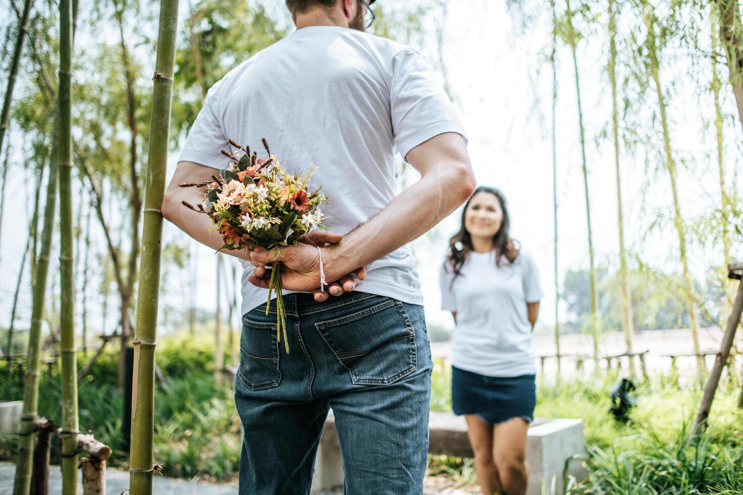 heureux couple souriant diversité dans l'amour moment ensemble photo