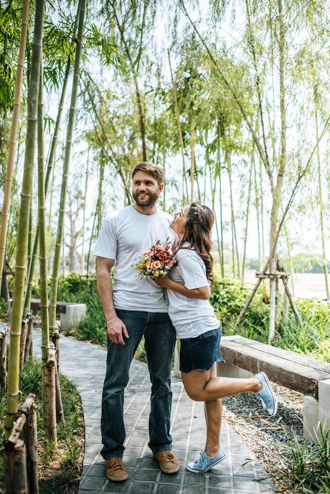 heureux couple souriant diversité dans l'amour moment ensemble photo