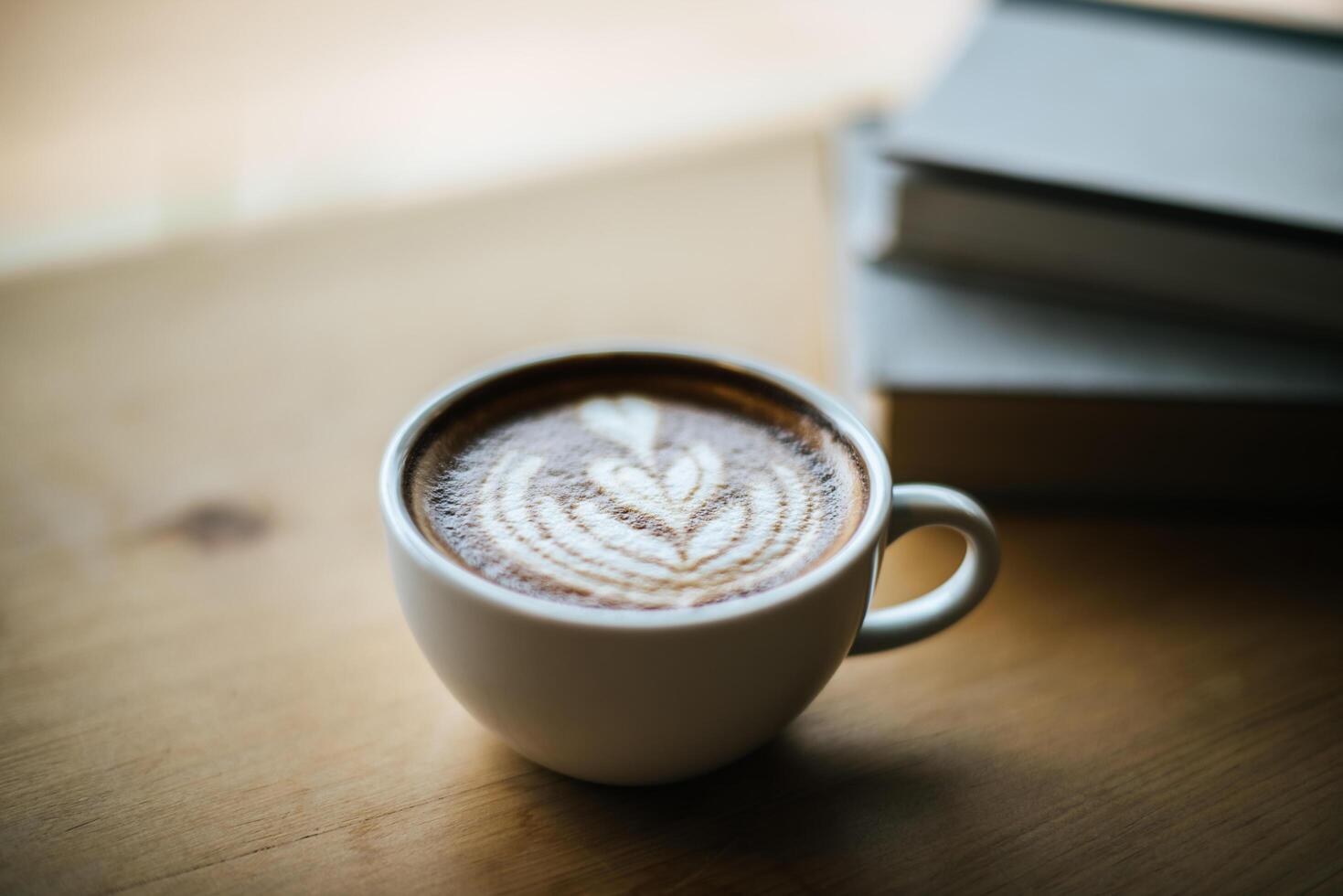 latte art dans une tasse à café sur la table du café photo