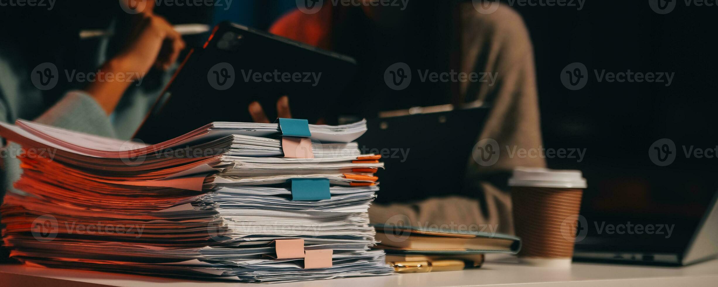 équipe de Logiciel les développeurs travail sur gros projet en retard à nuit dans néon lumière en essayant à terminer avant date limite photo