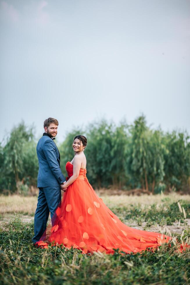 les mariés passent du temps romantique et sont heureux ensemble photo