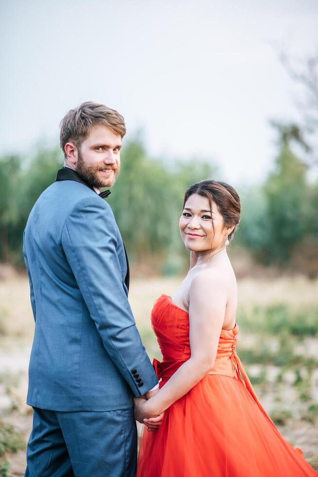 les mariés passent du temps romantique et sont heureux ensemble photo