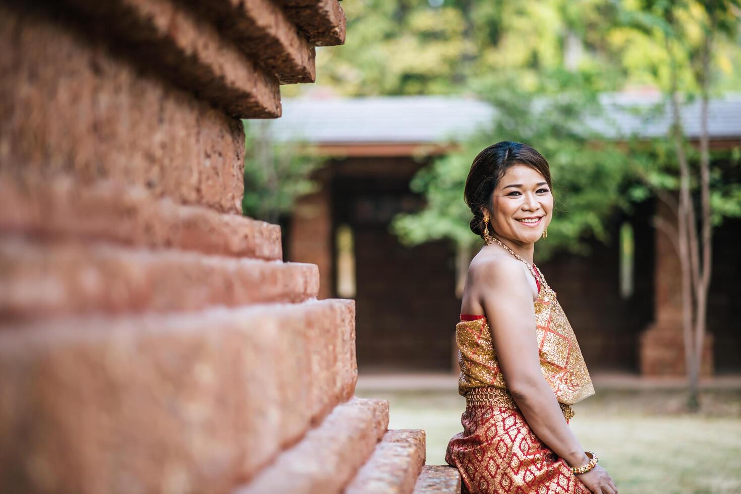 mariée asiatique affichant dans le vieux temple photo