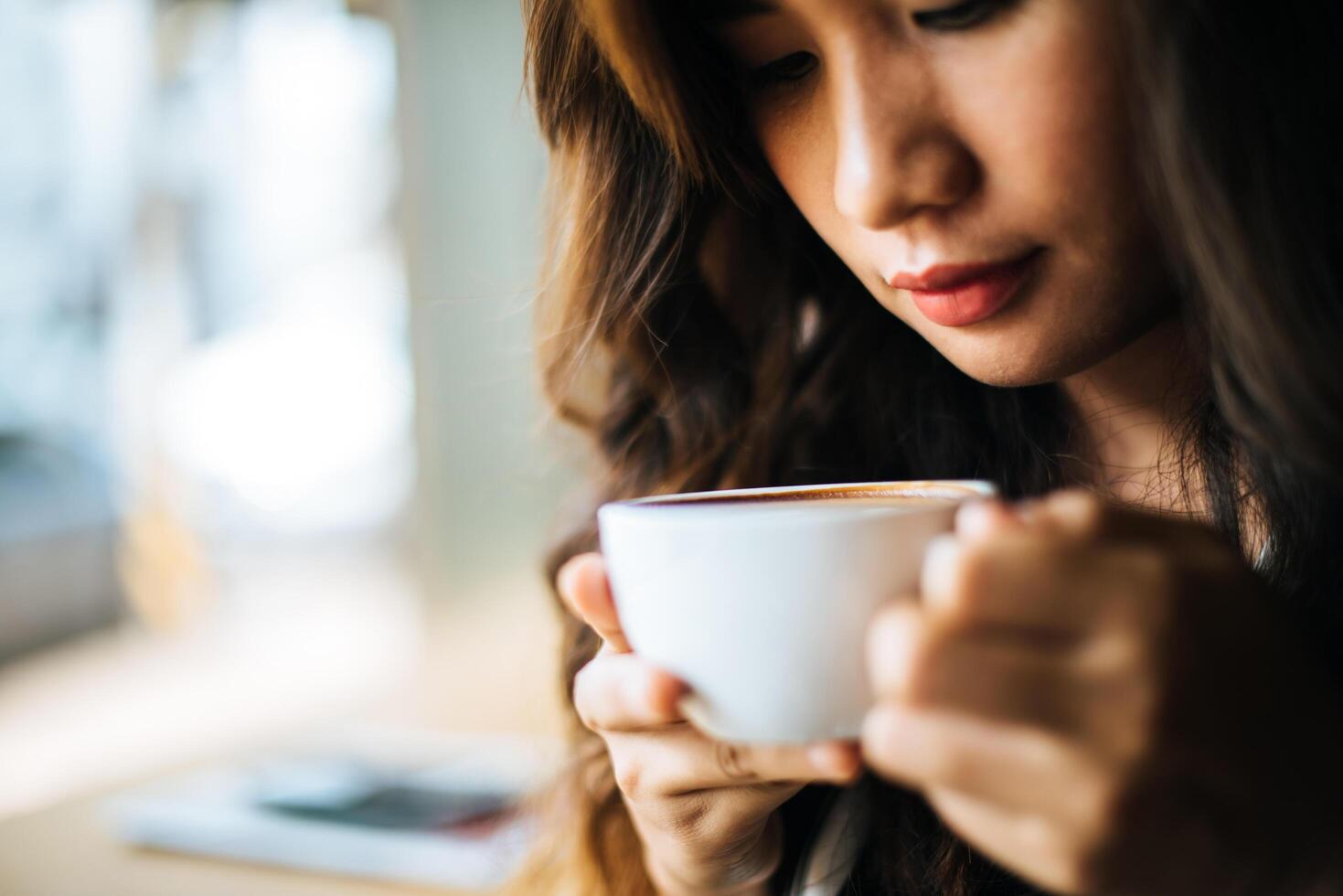 portrait, femme asiatique, sourire, se détendre, dans, café-restaurant, café photo