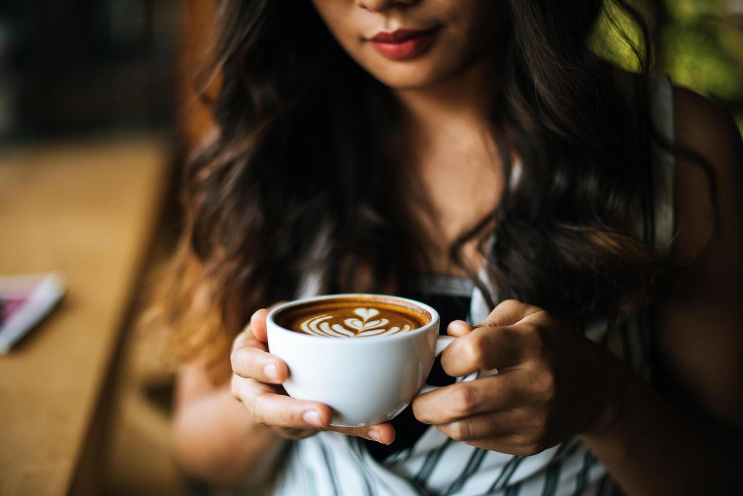 portrait, femme asiatique, sourire, se détendre, dans, café-restaurant, café photo