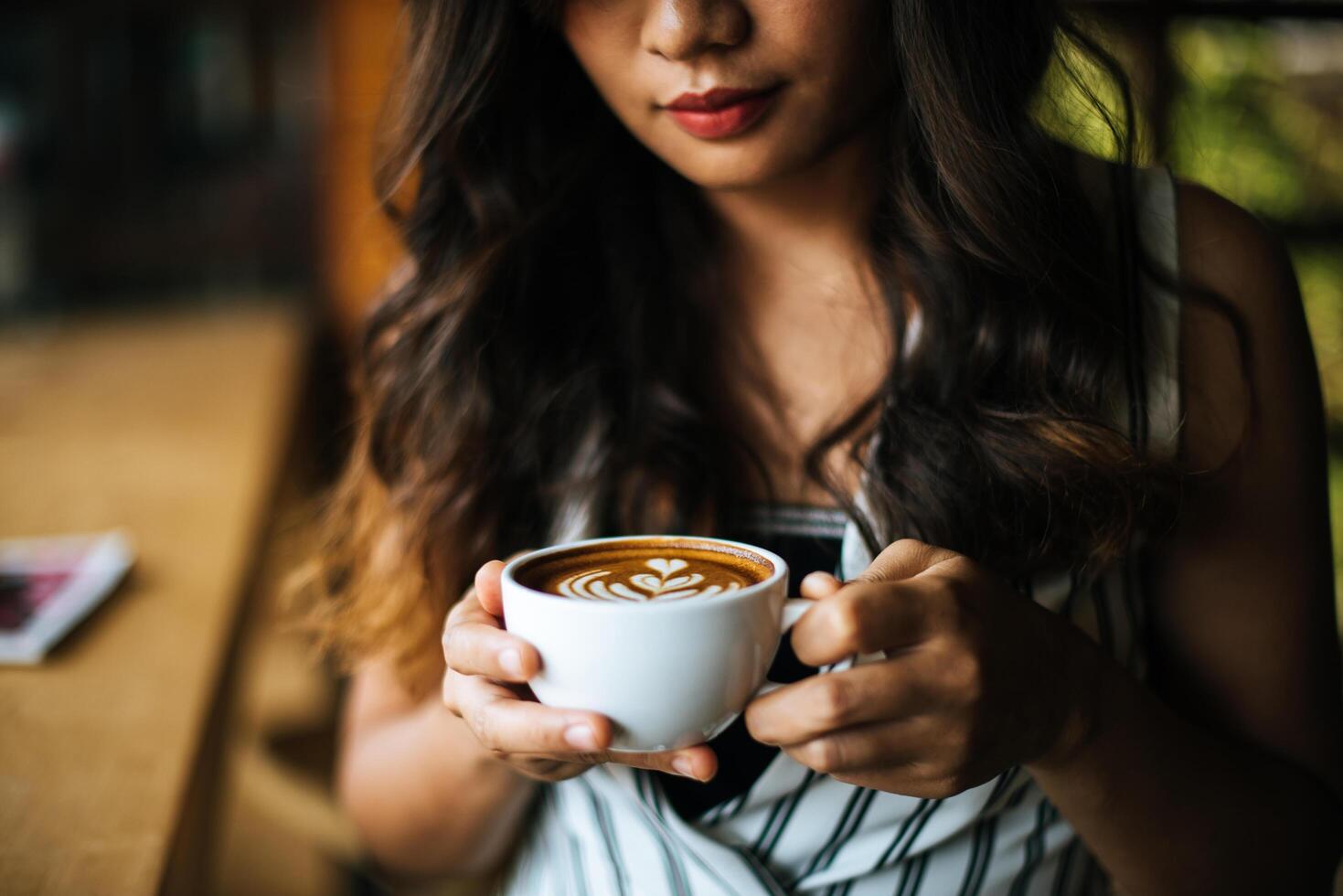 portrait, femme asiatique, sourire, se détendre, dans, café-restaurant, café photo