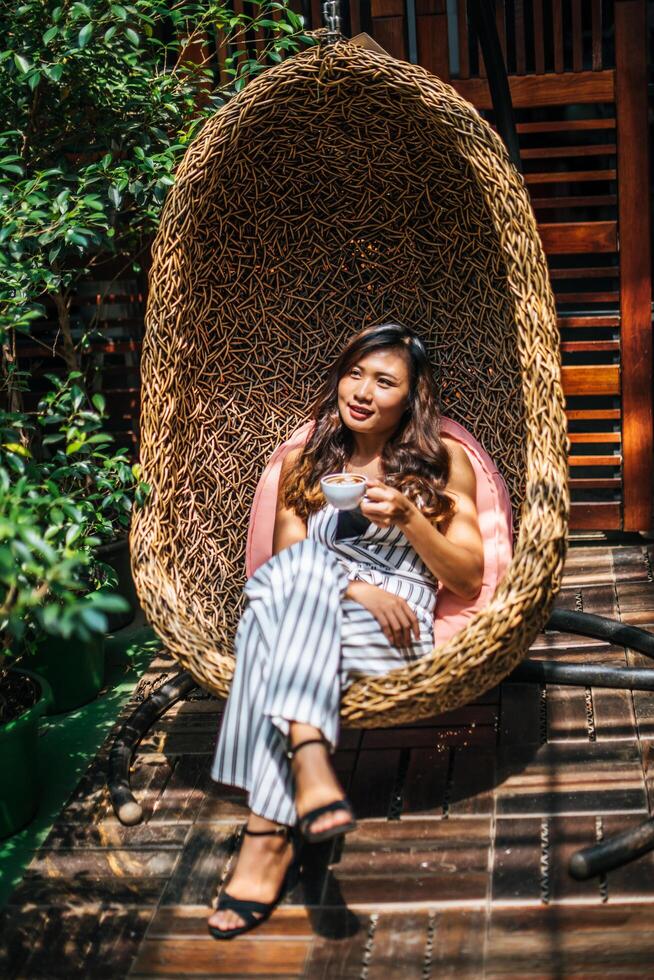 portrait de belle femme asiatique se détendre au café photo