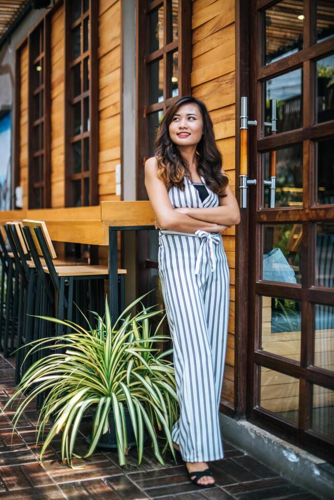 portrait de belle femme asiatique se détendre au café photo