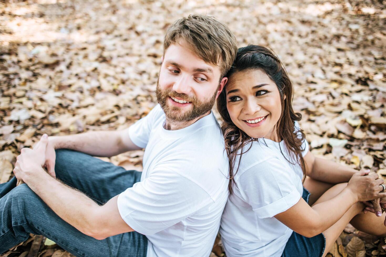 heureux couple souriant diversité dans l'amour moment ensemble photo