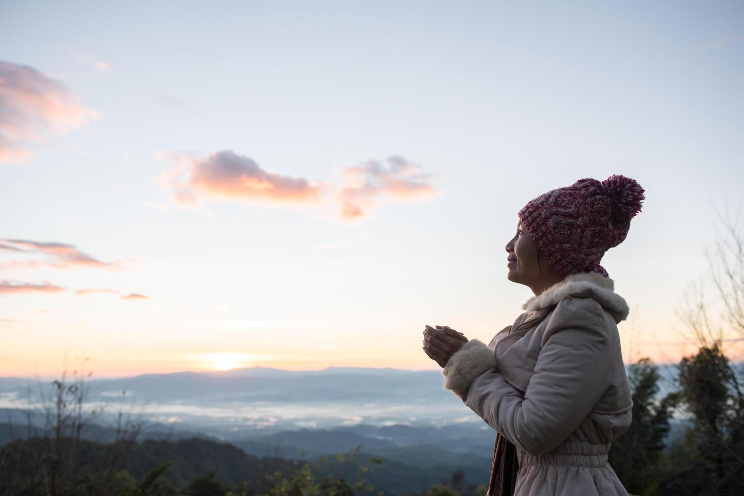 femme se réveiller se détendre le matin sur la montagne photo