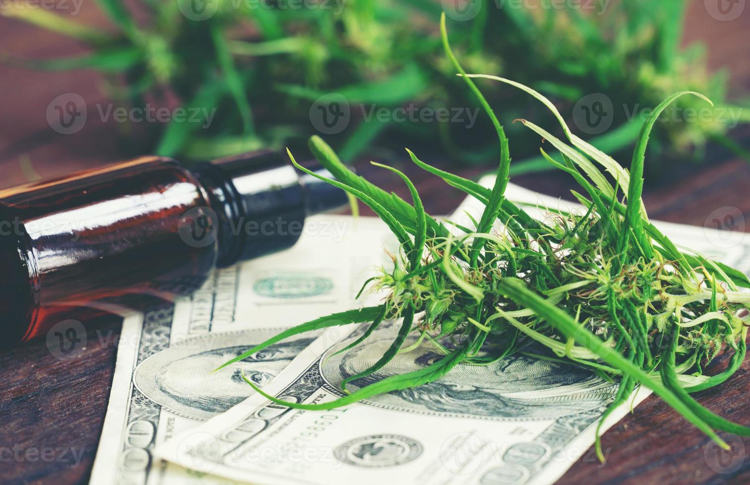 cannabis avec extrait de cannabidiol cbd sur billet de banque en dollars photo