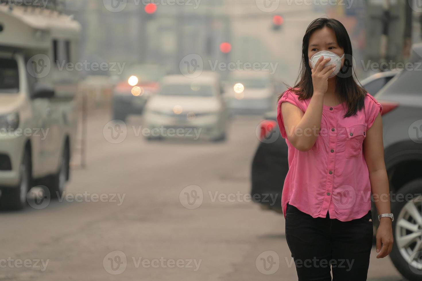 jeune femme portant un masque de protection photo