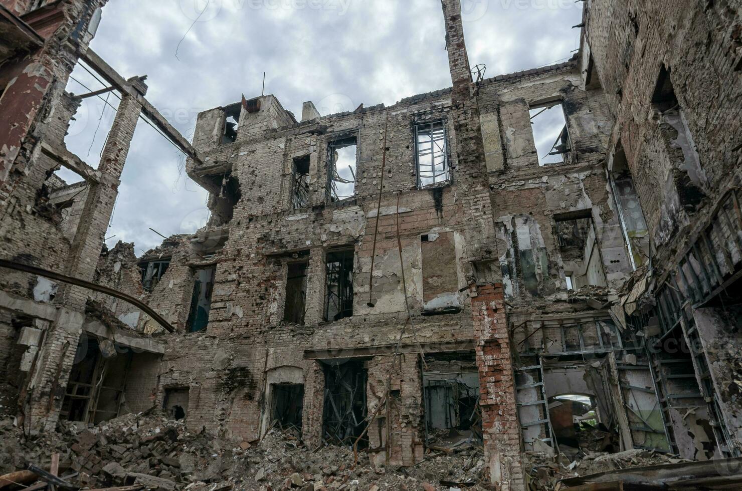 détruit et brûlé Maisons dans le ville pendant le guerre dans Ukraine photo