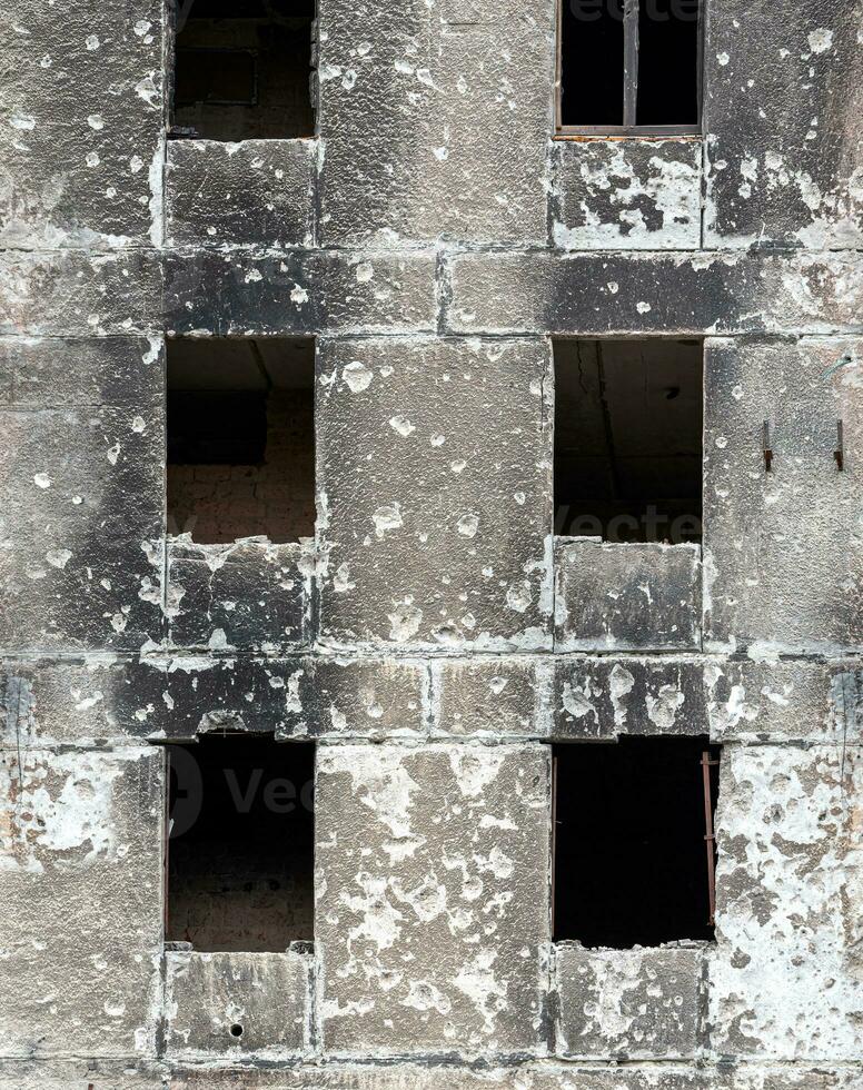 détruit et brûlé Maisons dans le ville pendant le guerre dans Ukraine photo