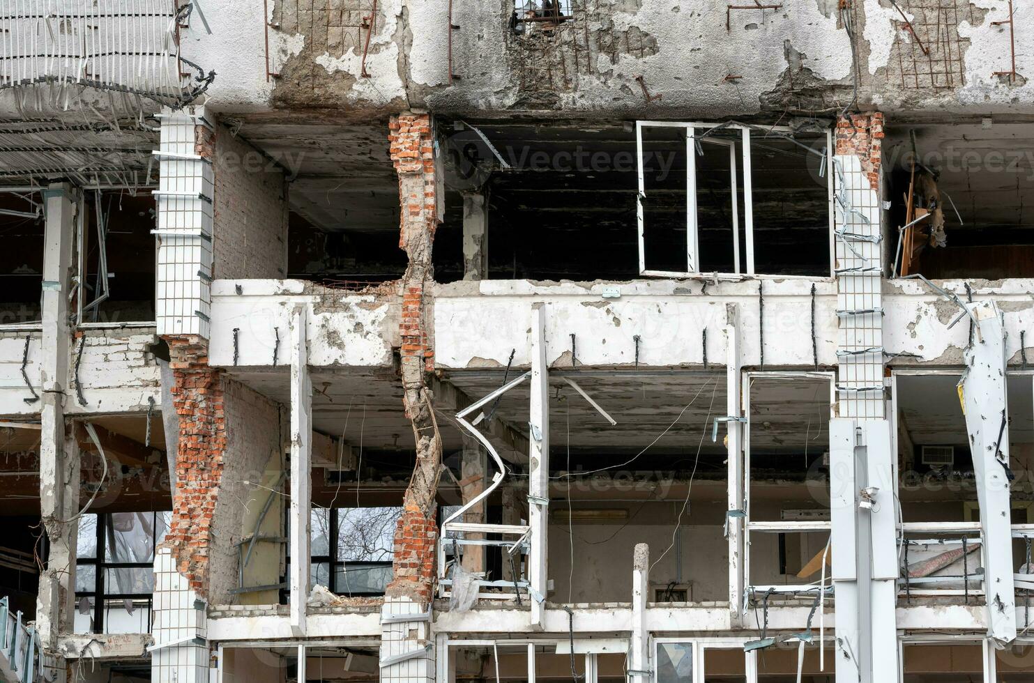 détruit et brûlé Maisons dans le ville Russie Ukraine guerre photo