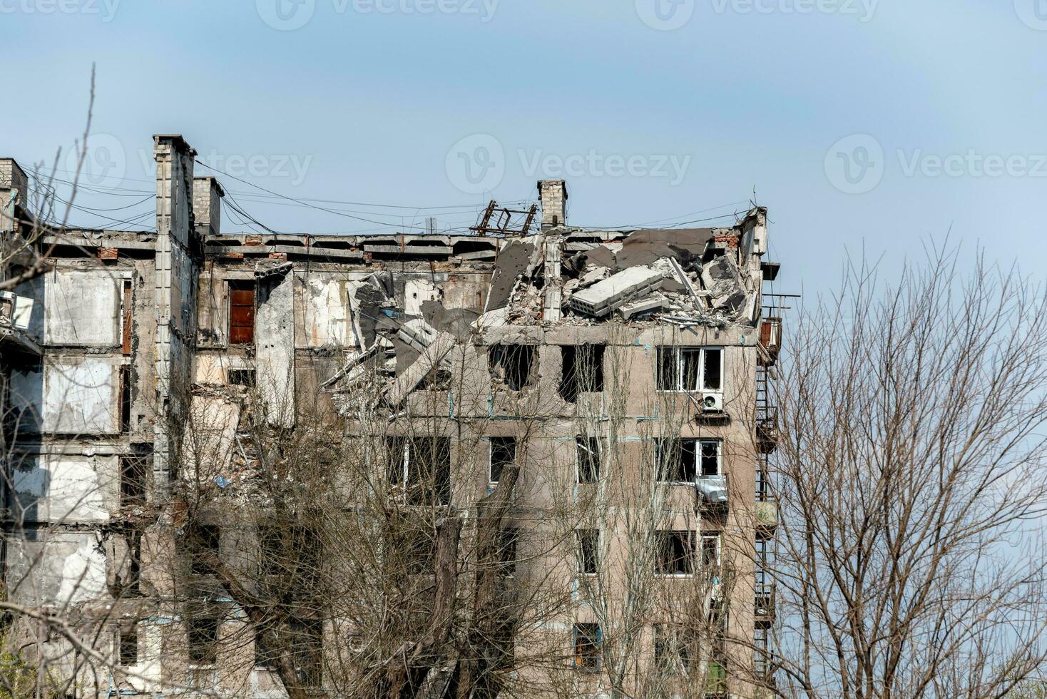 détruit et brûlé Maisons dans le ville Russie Ukraine guerre photo