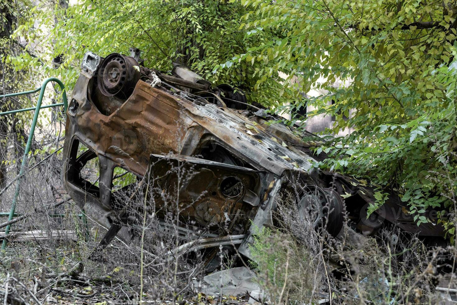 endommagé et pillé voitures dans une ville dans Ukraine pendant le guerre photo