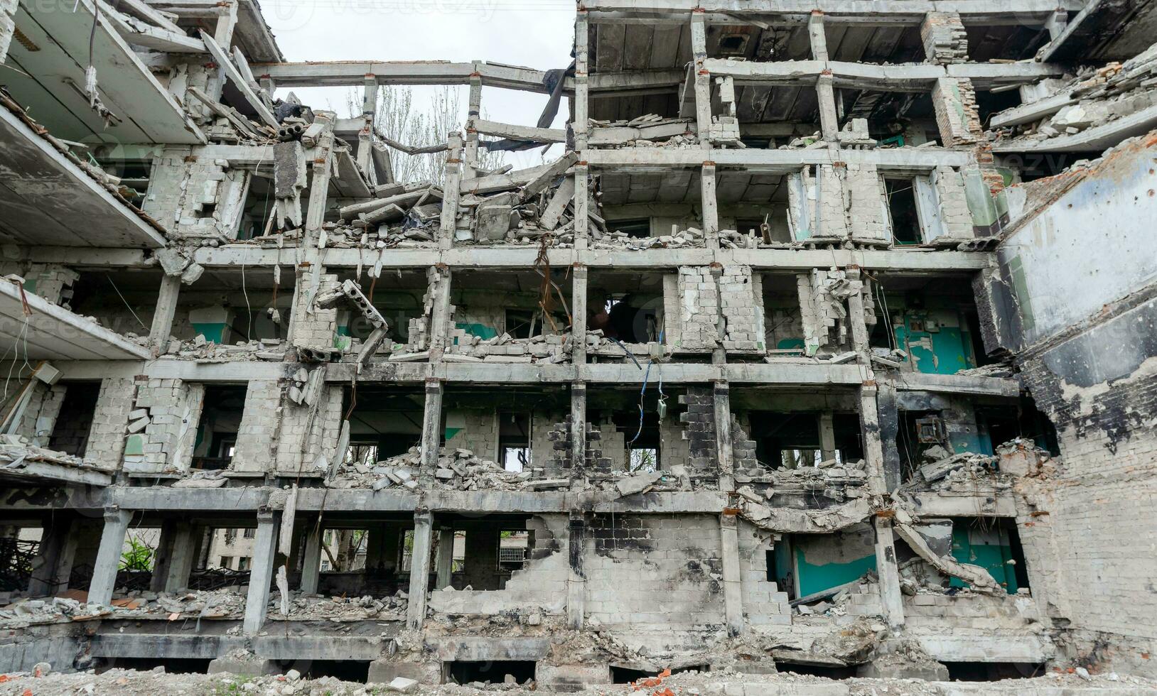 détruit école bâtiment dans Ukraine photo