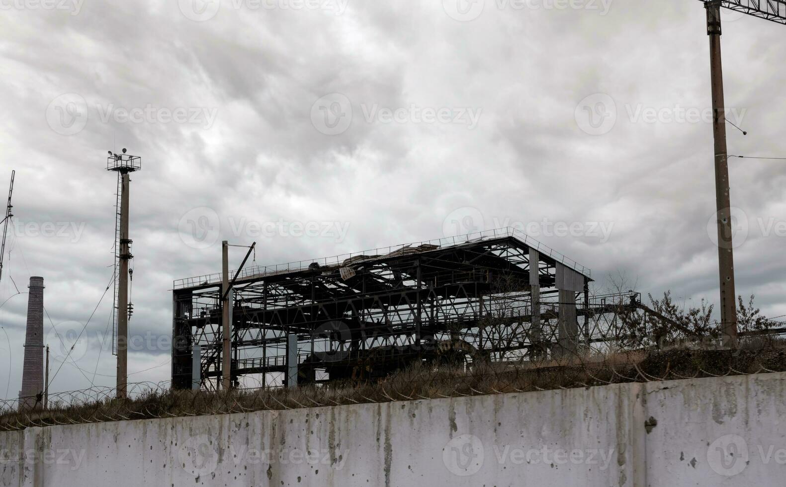 détruit bâtiments de le atelier de le azovstal plante dans mariupol Ukraine photo