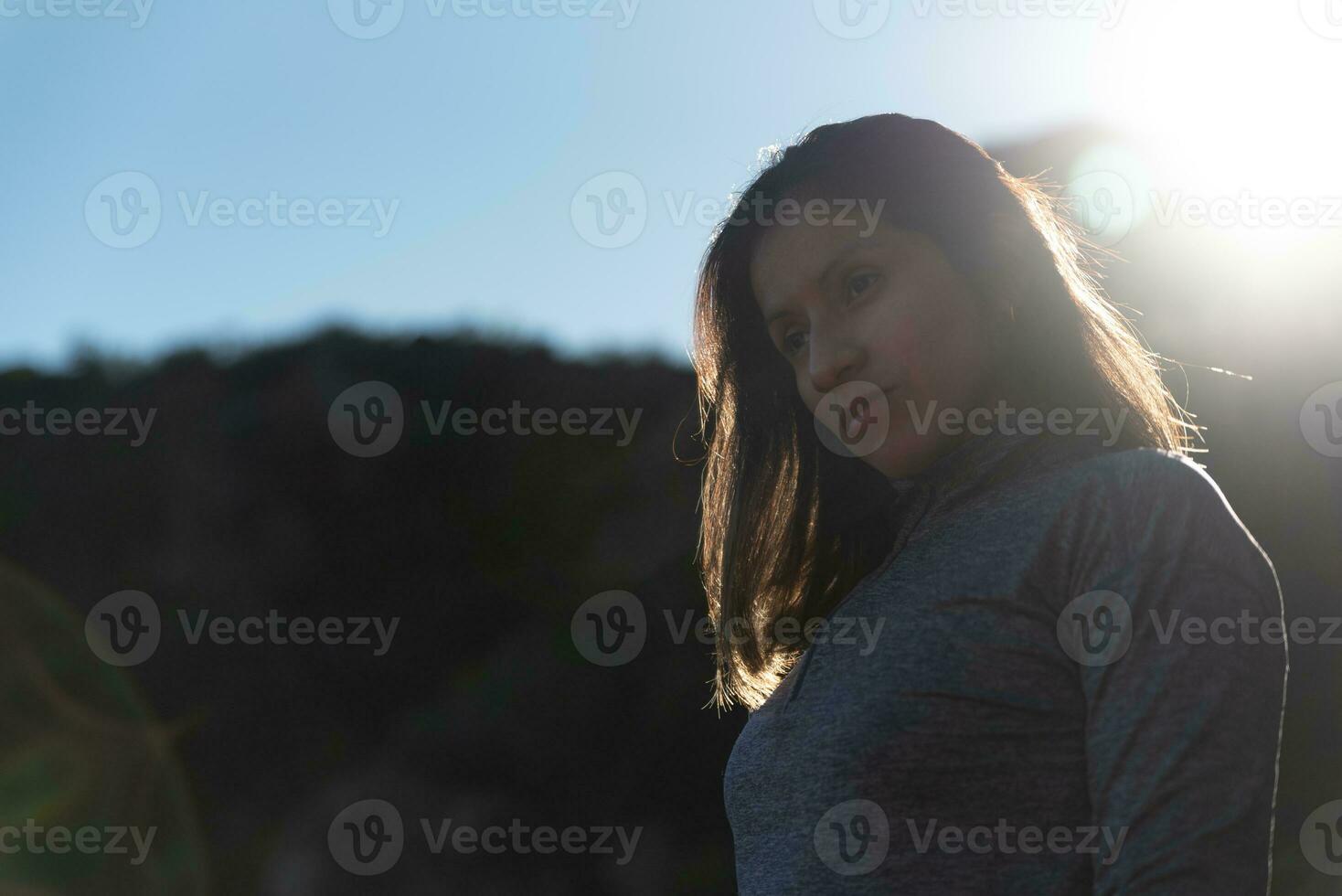 femme contemplant le horizon entouré par la nature. photo