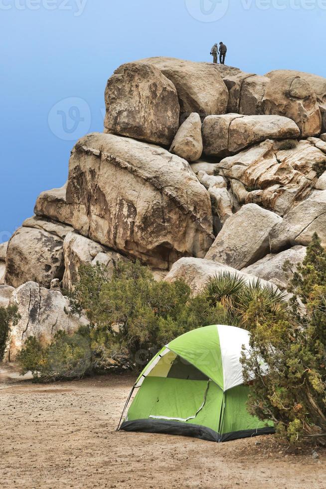 Les campeurs de l'escalade dans le parc national de Joshua Tree photo