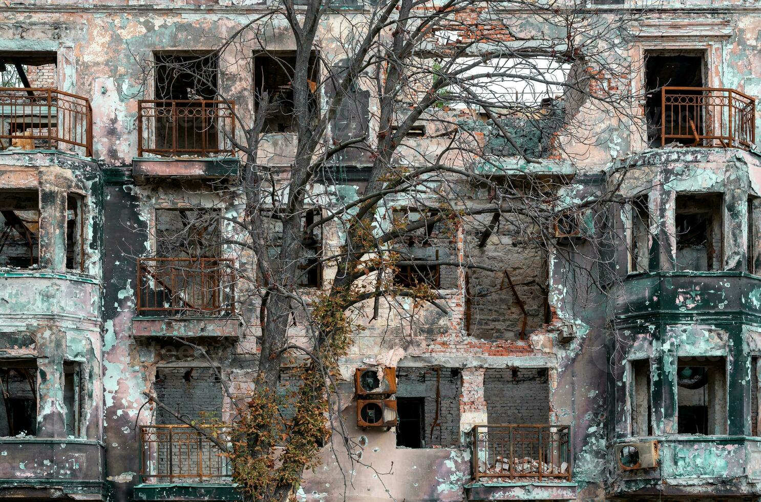 détruit et brûlé Maisons dans le ville Russie Ukraine guerre photo