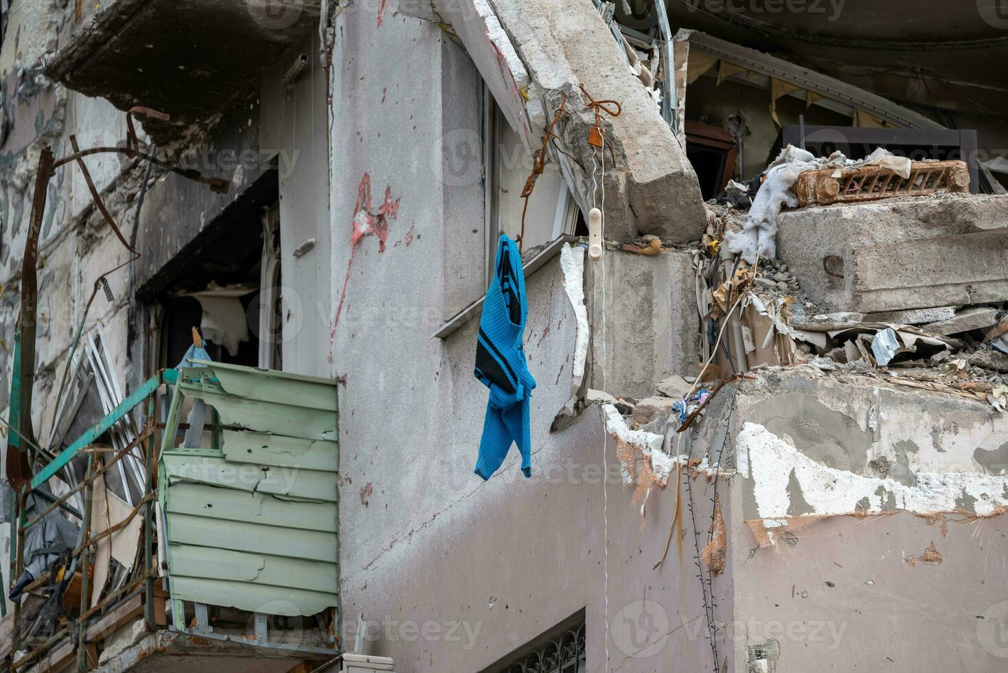 détruit et brûlé Maisons dans le ville pendant le guerre dans Ukraine photo