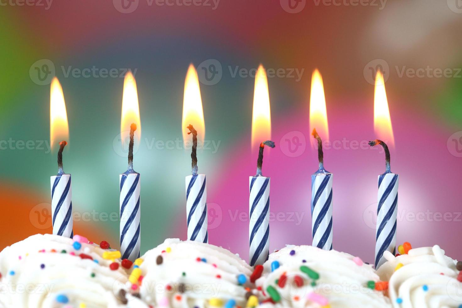 célébration avec des ballons, des bougies et des gâteaux photo