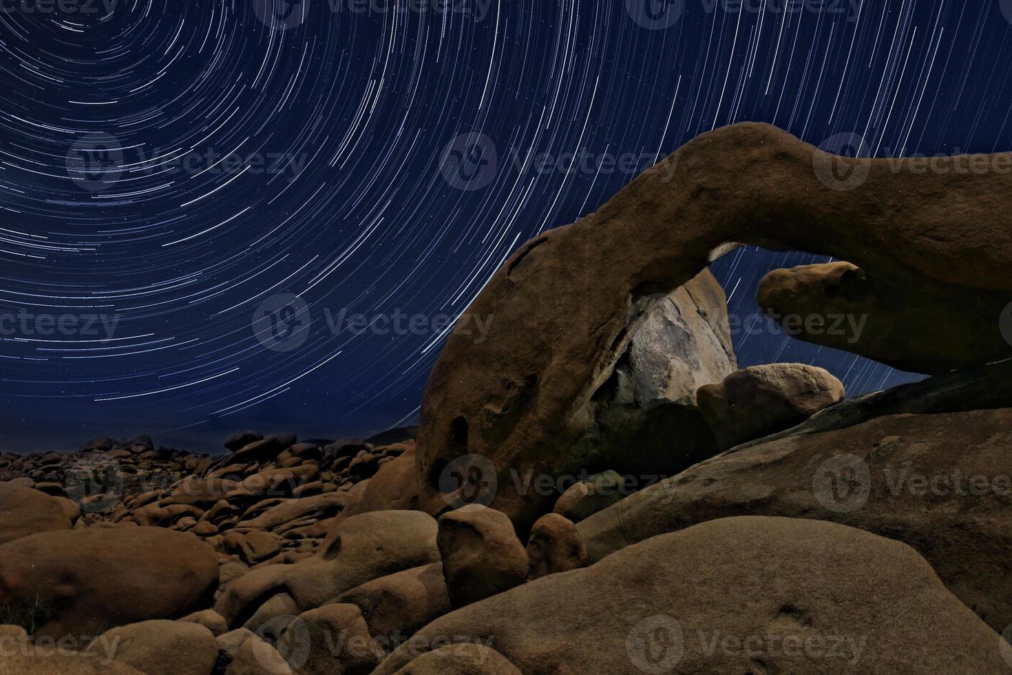 Le sentier des étoiles nocturnes sillonne les rochers du parc joshua tree photo