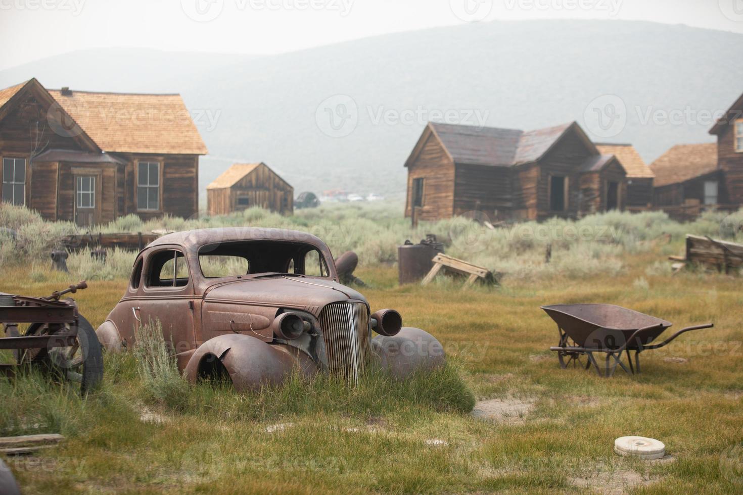 ville fantôme dans les sierras orientales avec une voiture ancienne photo