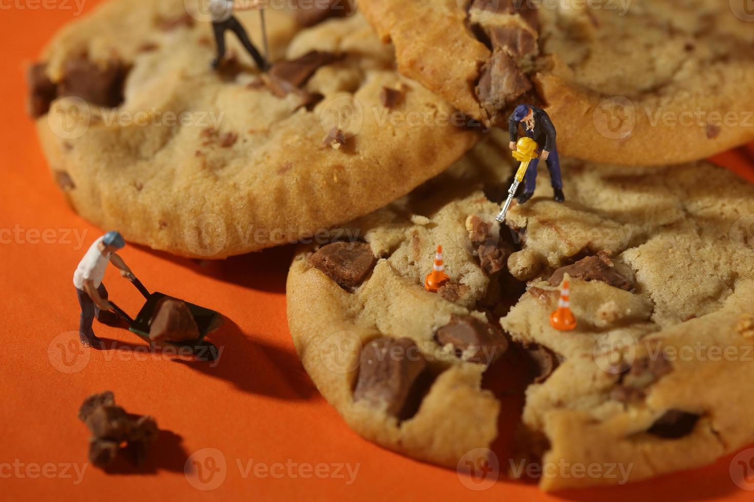 personnes en plastique travaillant sur des cookies aux pépites de chocolat photo