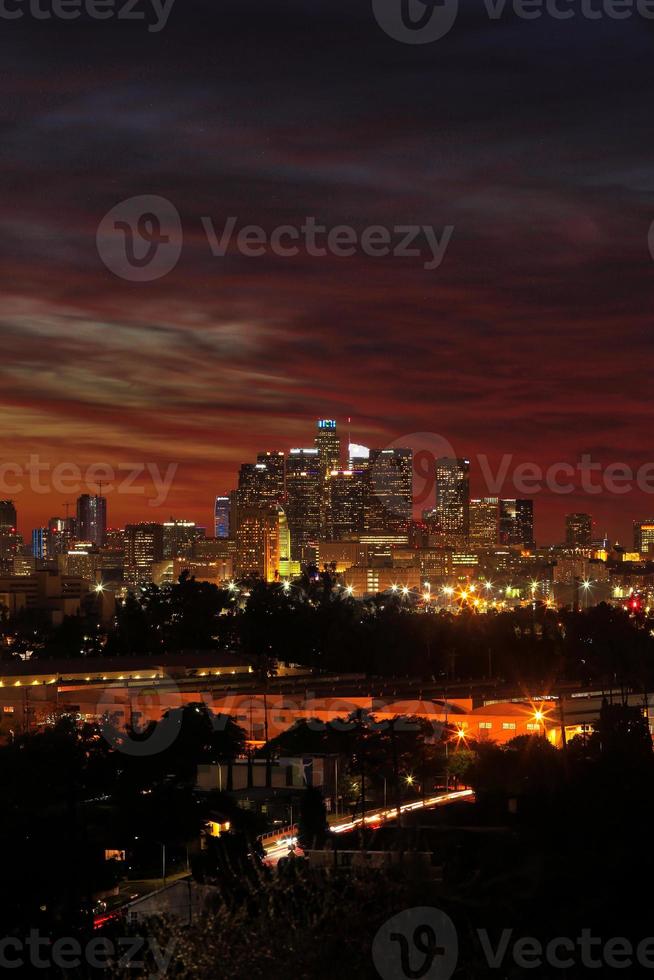 coucher de soleil coloré au centre-ville de los angeles, sud de la californie photo