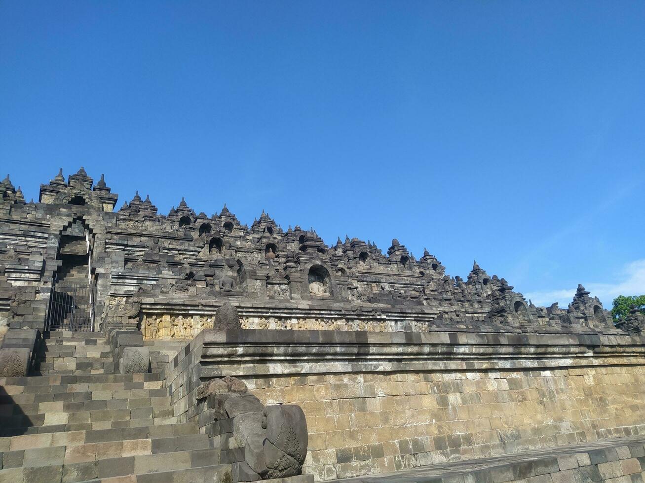 vue de borobudur temple, un de le merveilles de le monde dans Indonésie photo