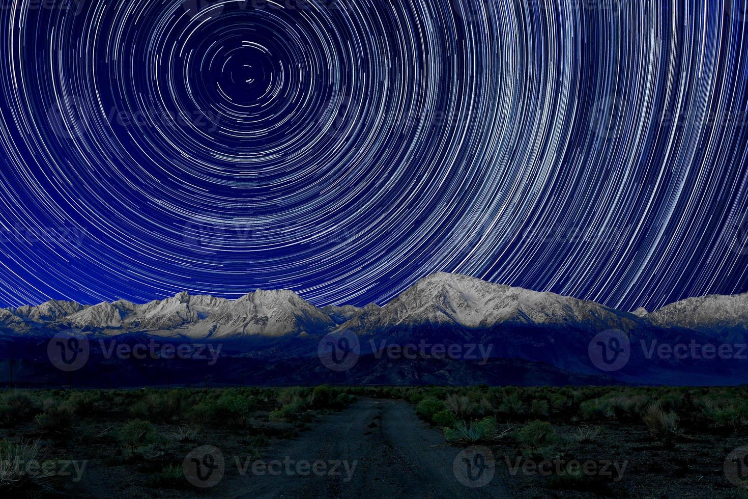 exposition nocturne des traînées d'étoiles du ciel à Bishop en Californie photo