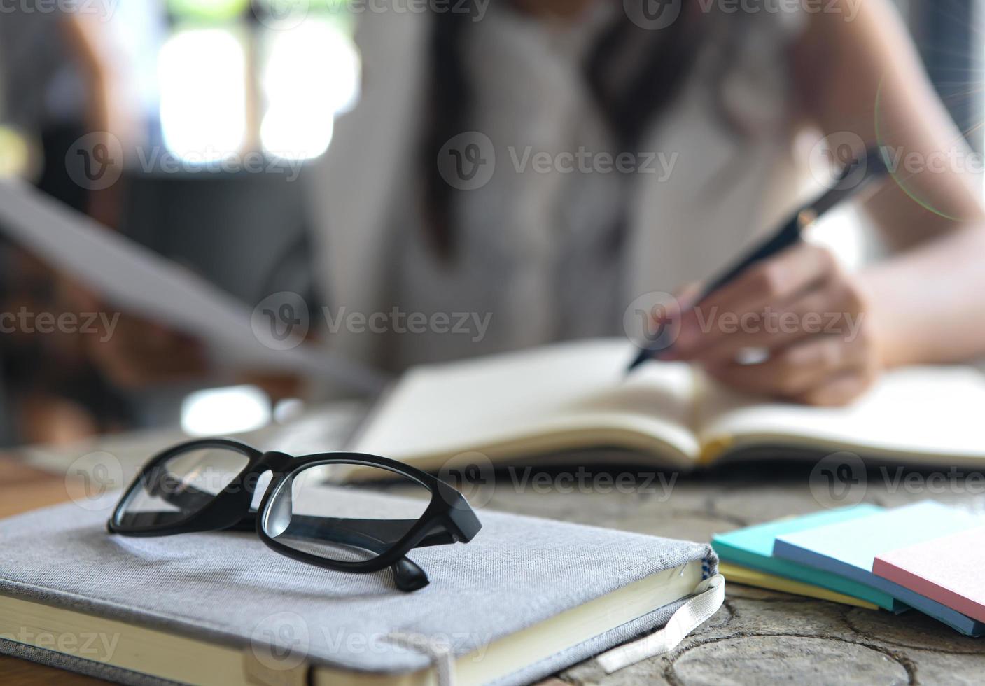 arrière-plan flou les femmes vérifient les graphiques et écrivent des notes. photo