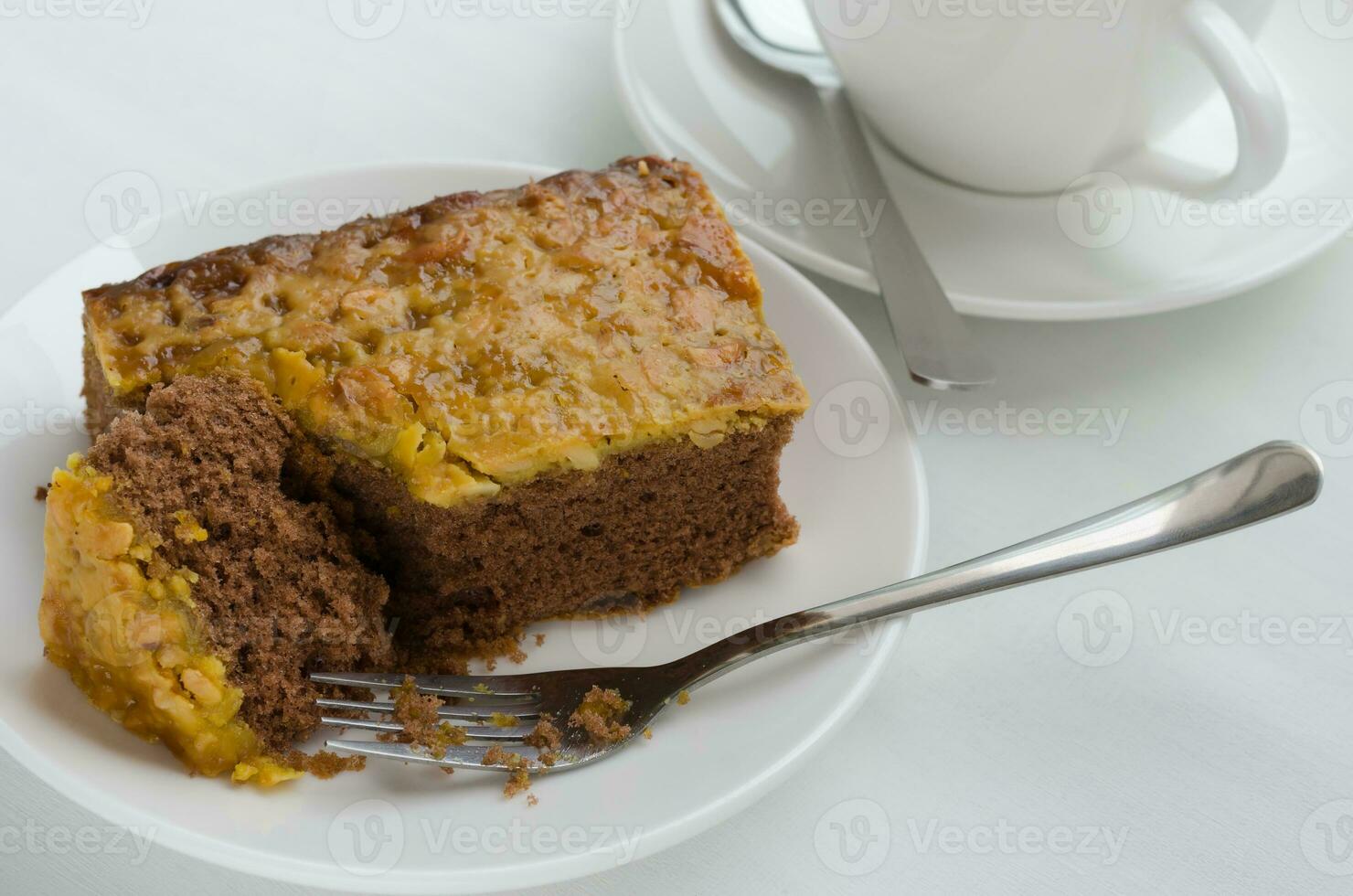 caramel cacahuète surmonté lutin gâteau et une tasse de thé photo