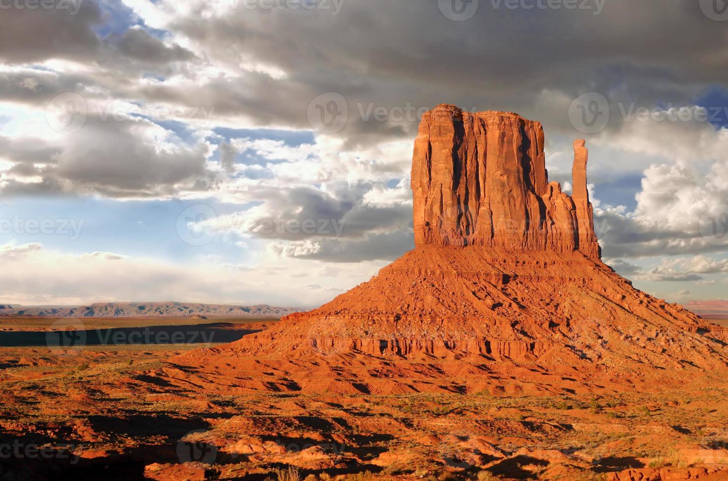 Monument Valley buttes avec des nuages photo