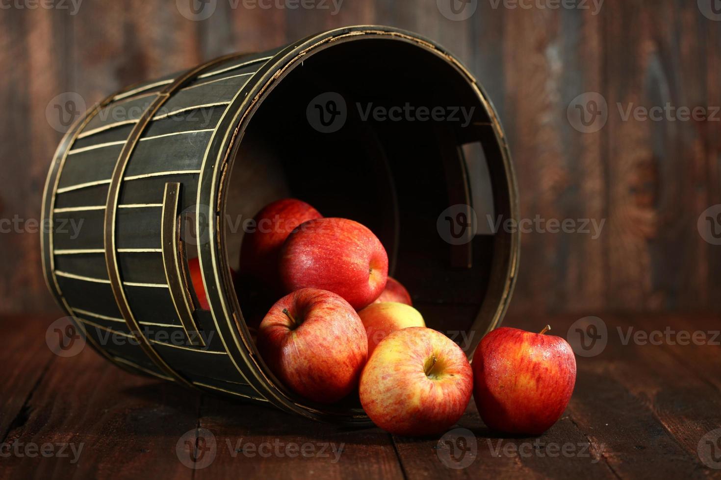 Baril plein de pommes rouges sur fond grunge bois photo