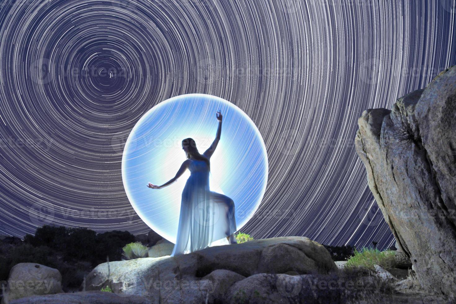 femme posant la lumière peinte sous les sentiers de l'étoile du nord photo