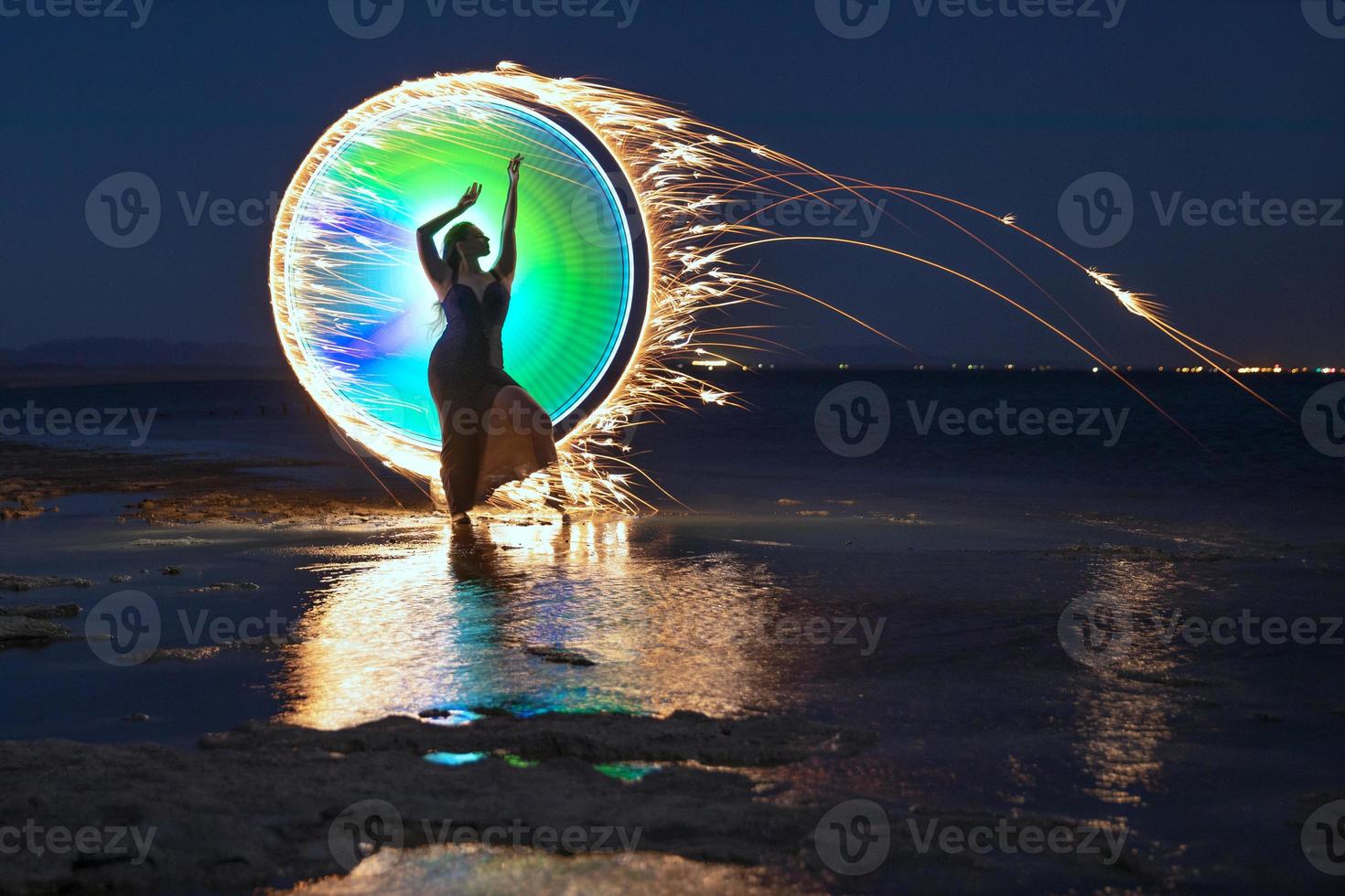 fille peinte de lumière dans la mer de salton photo