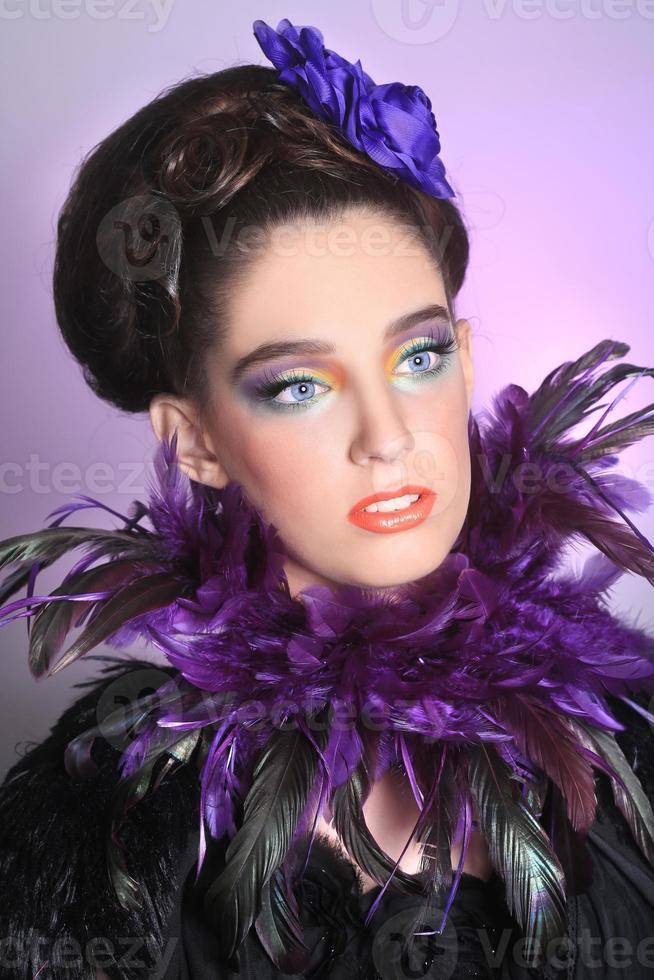 fille en maquillage haute couture et plumes photo