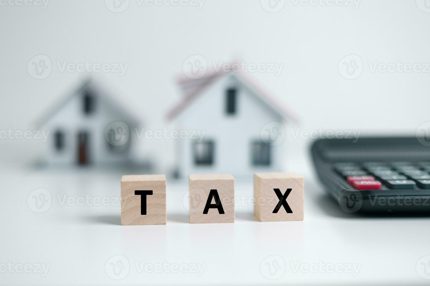 concept de payant Etat propriété impôt. propriété impôt en bois blocs avec une miniature maison. maison modèle, hypothèque chargement réel biens propriété avec prêt argent banque concept.maison Ventes et Accueil Assurance photo